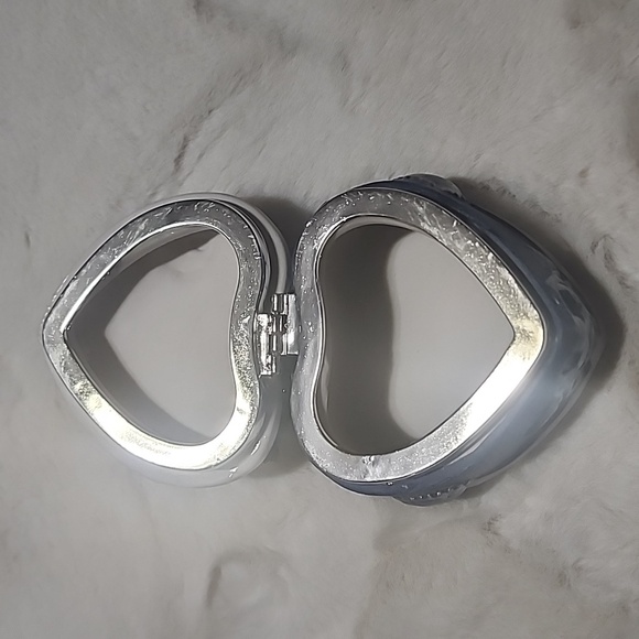 CERAMIC HEART & FLOWERS TRINKET BOX. - Picture 3 of 5